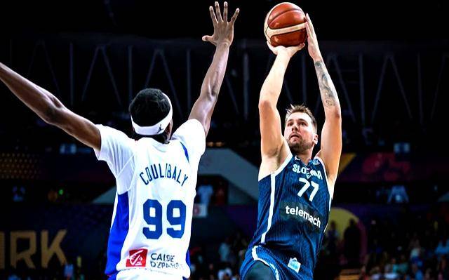 东契奇巅峰对决,阿扎伦卡与70激战澳大利亚队分钟,绝杀胜负难料!的简单介绍 东契奇巅峰对决,阿扎伦卡与70激战澳大利亚队分钟,绝杀胜负难料!的简单介绍